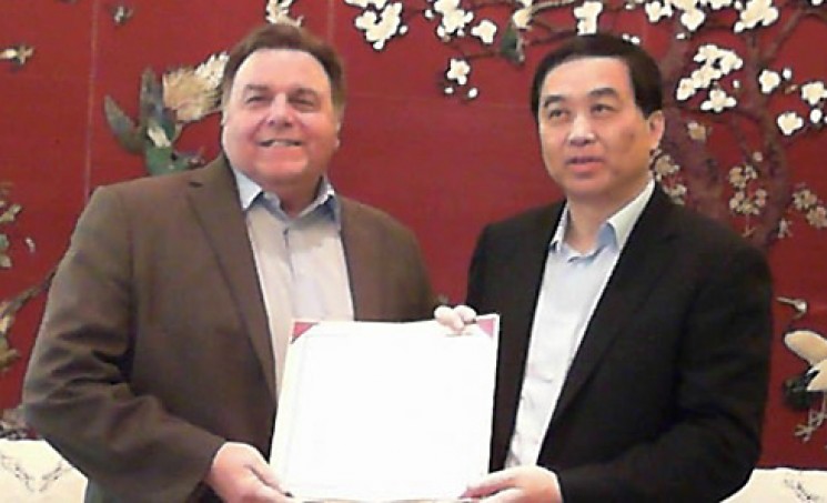 Jack Bermingham with Mayor Zhu Minyang of Yangzhou, China